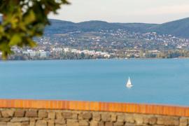 Tömegével várják a vendéglátósokat a Balatonnál
