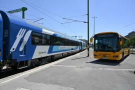 Módosul a vonatok és a Volánbusz-járatok menetrendje a szombati munkanap miatt