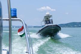 Eltört evező miatt mentettek horgászt a Balatonnál