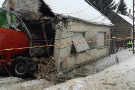 Lakóépületbe csapódott egy kamion Kapospulán