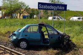 Autó ütközött a pécsi InterCity oldalának