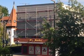 Darvas Iván munkája díszíti a barcsi házfalat
