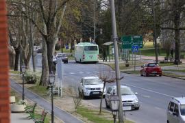 A megállókban is maszkban kell várakozniuk a vonatra és buszra várakozóknak