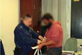 Feltehetően a fia ölte meg a szombaton, Mernyén holtan talált nőt - közölte a Somogy Megyei Rendőr-főkapitányság a rendőrség honlapján vasárnap. Azt írták: a nyomozás eddigi adatai szerint az asszony azért halt meg, mert a 42 éves férfi a házuk udvarán és az ingatlan előtti járdán bántalmazta és késsel megszúrta. Tettét családi veszekedés előzte meg. Hozzátették: a rendőrök a helyszínen őrizetbe vették és kihallgatták az emberöléssel gyanúsított férfit, és kezdeményezték az előzetes letartóztatását.