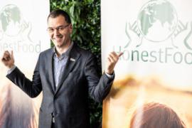 Letette a magyar állampolgársági esküt Giacomo Pedranzini, a kaposvári székhelyű Kométa ügyvezető igazgatója