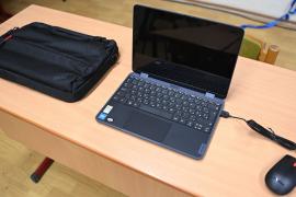 Folytatódott a laptop osztás az iskolákban, barcsi diáknak is jutott