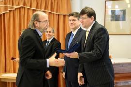 Vértes Gábor átveszi az elismerést Biró Norbert megyei közgyűlési alelnöktől