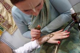 Hennafesztivál és indiai szépségnap a Krisna-völgyben