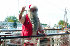 Adománnyal fut ki a Mikuláshajó a Balatonra