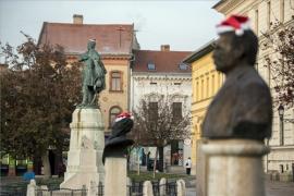 Ismét mikulássipkákat kaptak a pécsi szobrok