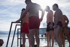 Újév napján csobbantak a Pécsi tóban is