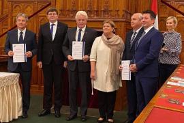 Díjazták Barcsot a Parlamentben