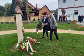 A Petőfi szobornál emlékeztek meg a barcsiak az Aradi Vértanúkról